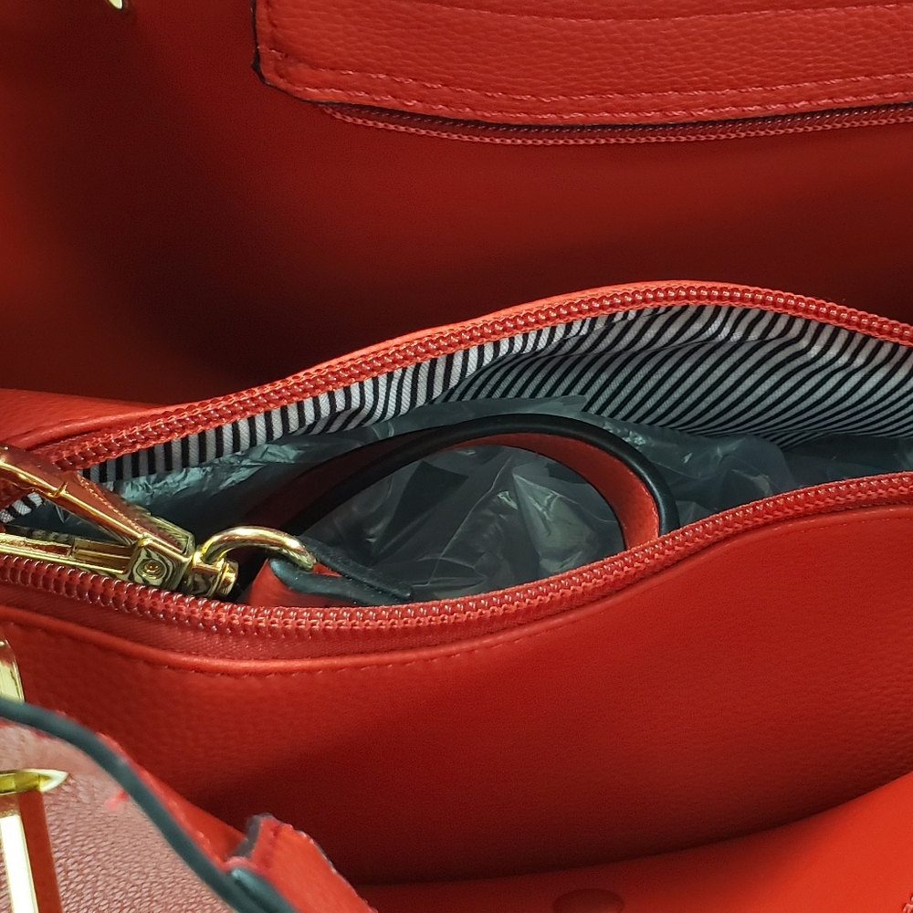 Red hand bag - Picture 2 of 3